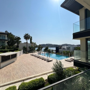 Yalıkavakta denize sıfır site içerisinde satılık 1+1 daire